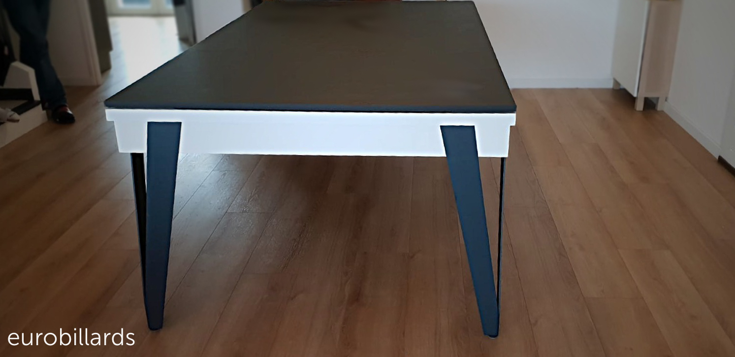 Cette table de billard aux dimensions confortable pour les repas conviviaux, abrite sous son plateau ST nano noir un jeu de billard américain au tissu rouge 